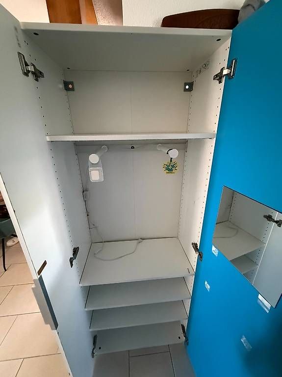 Schränke: Armoire enfant blanc et bleu Ikea . – Gebraucht aus Oulens-Echallens von con_n8v8