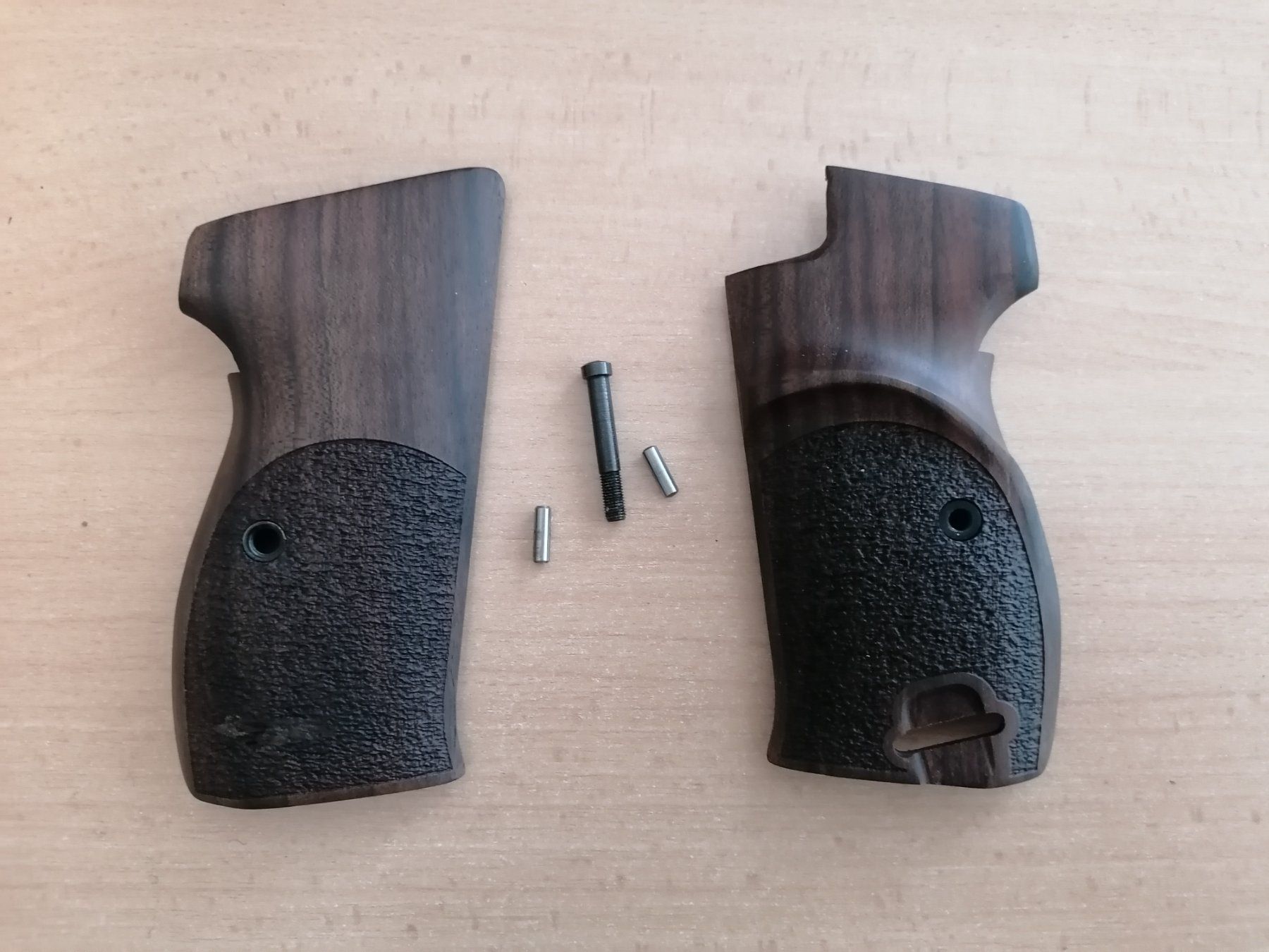 Holzschnitte: Griffschalen SIG P210 – Gebraucht aus Rümlang von