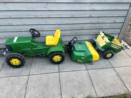 Traktor mit Putzmaschine und Anhänger