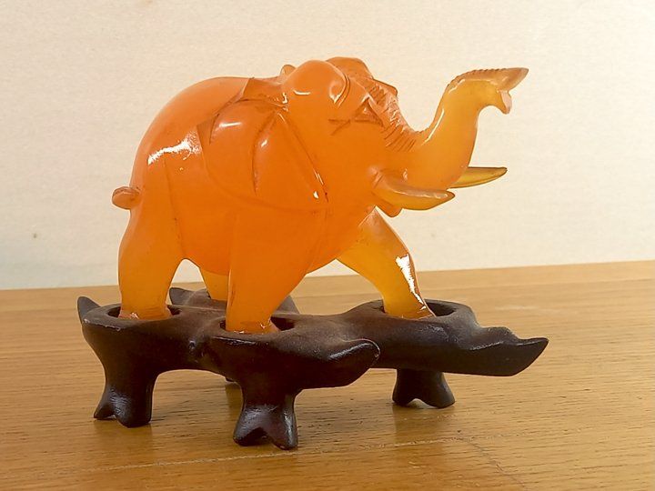 Statuette: Éléphant sur son socle en bois – Usato da Ponts-de-Martel venduto da Henri-Louis 2