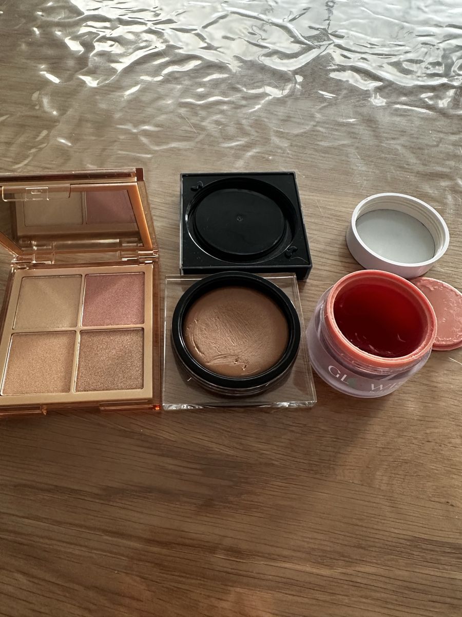 Huda Beauty Maquillage: Huda Beauty lot maquillage  – Neuf (Voir description) à Courgevaux par Qwertz111320 2
