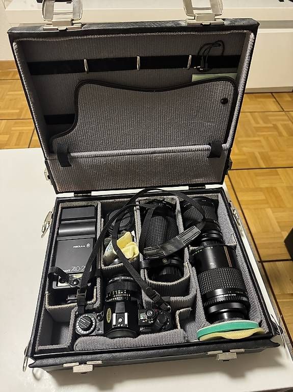 Canon Fotocamera: Canon A-1 Kamera Set mit Objektiven, Blitz & Koffer – Difettoso da winterthur venduto da Grk1
