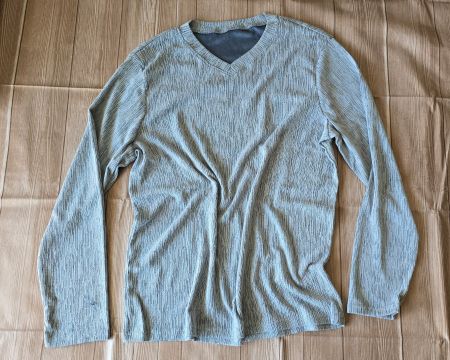 Strukturiertes Langarmshirt - XL - mit V-Ausschnitt 0️⃣