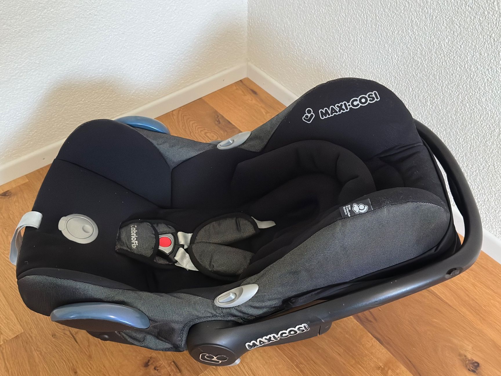 Maxi-Cosi Seggiolini per auto: Maxi-Cosi Cabrio Babyschale mit Autohalterung – Usato da Mörschwil venduto da vet_vzj9 3