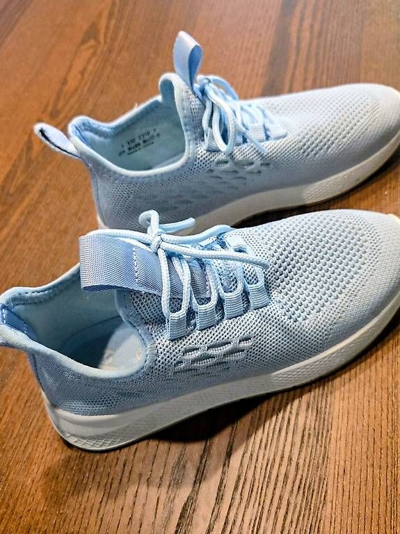 Chaussures femmes: Hellblaue Turnschue – D'occasion à Wettingen par littlefoot1