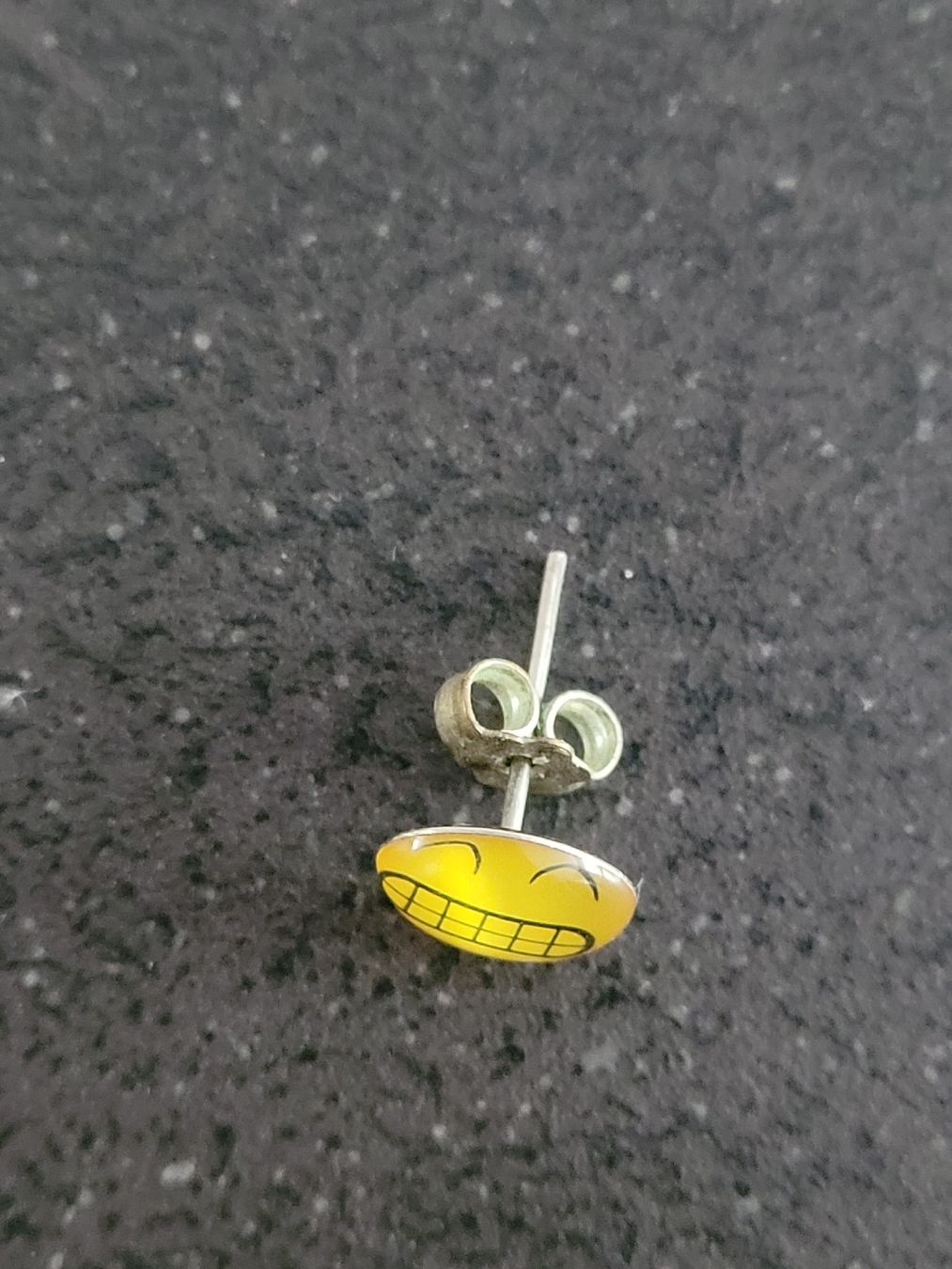Orecchini pendenti & Orecchini a lobo: Cooler Ohrstecker mit Emoji Motiv – Usato da Büren NW venduto da nie_k6382 1