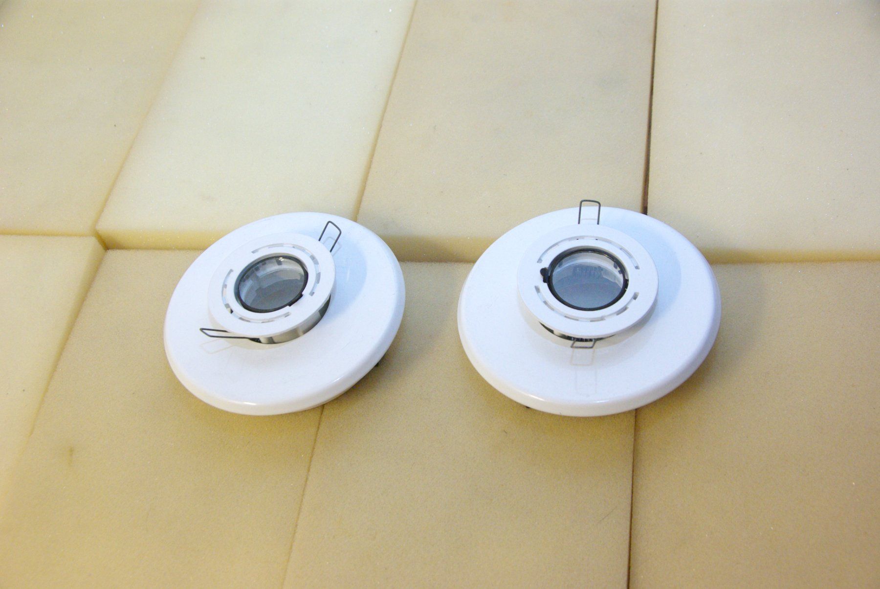 Lampadari & plafoniere: 2x Deckenspot Abdeckungen, weiss - d:55mm – Nuovo (secondo la descrizione) da Herisau venduto da Cevianer1844