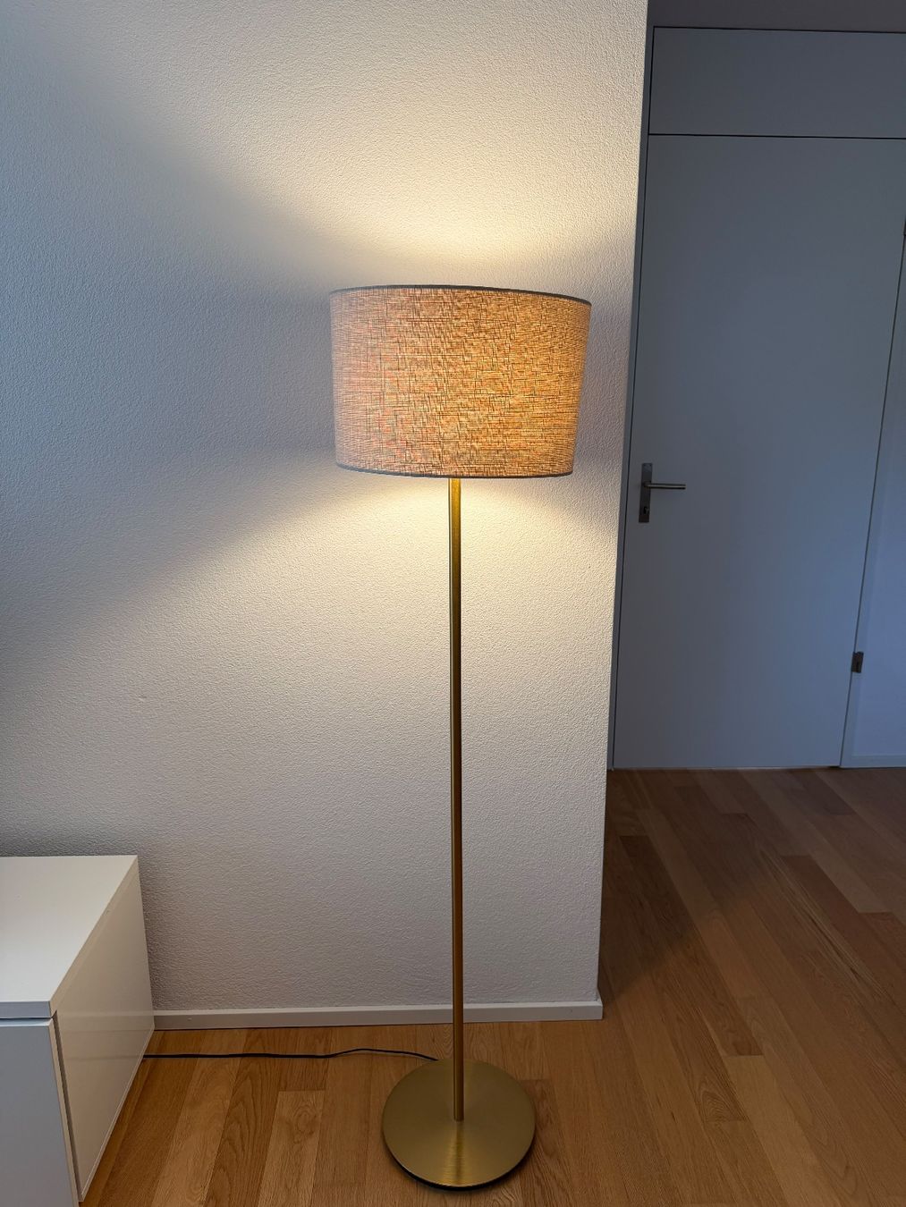 Ikea Lampade: Standleuchte, weiß/Messing – Usato da Schüpfheim venduto da oldyrk 2