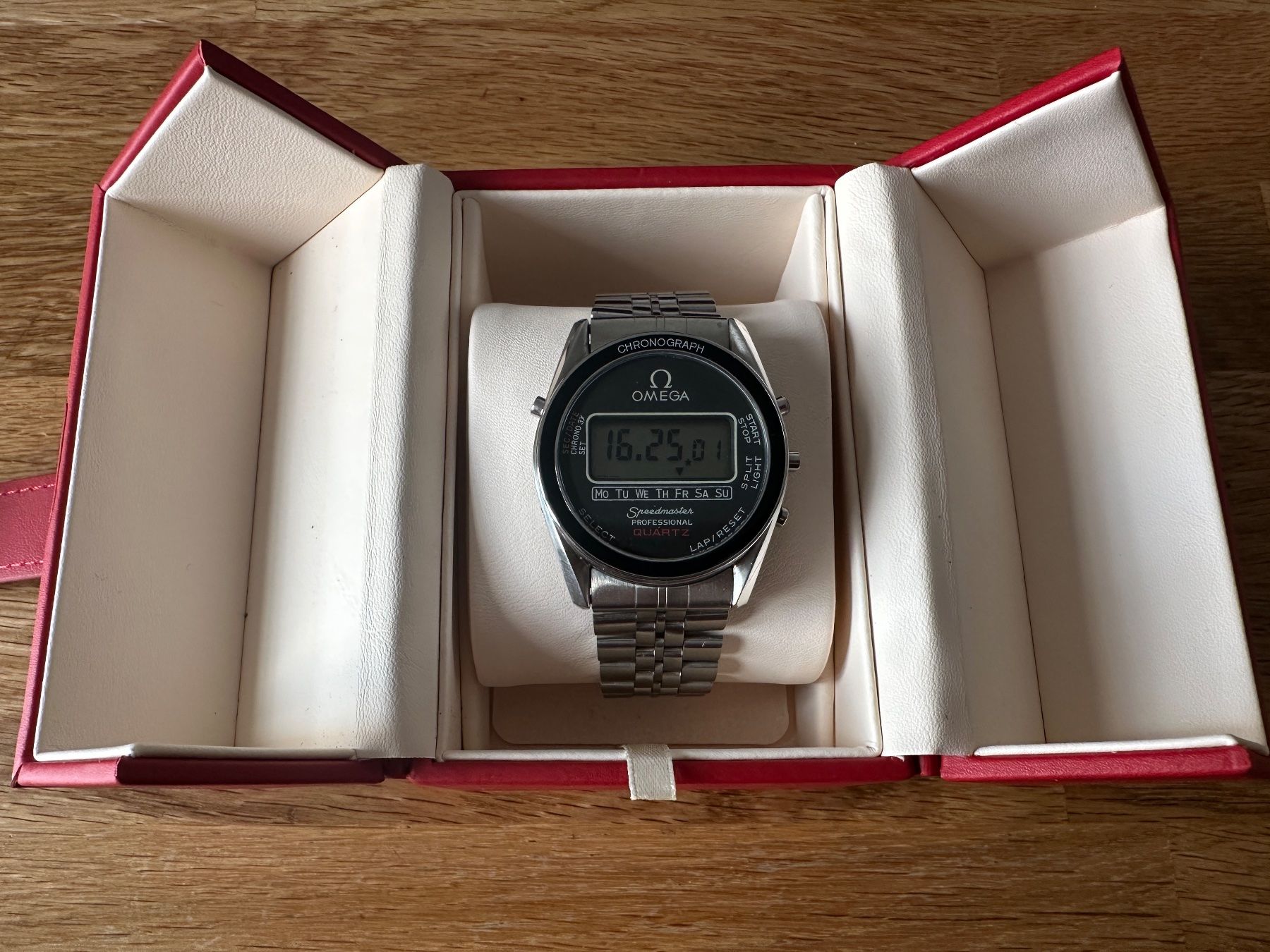 Omega Orologi: Omega Speedmaster Professional LCD Moon Watch 186.0004 – Usato da Matten b. Interlaken venduto da cour13 8