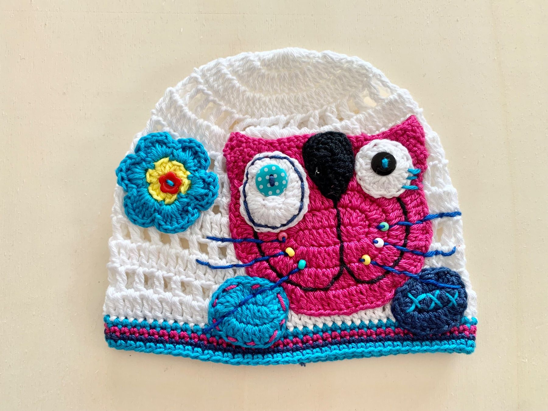 Altro abbigliamento per bambina: Kappe weiss mit Katze, Handarbeit, 100% Baumwolle – Nuovo e nell'imballaggio originale da Emmenbrücke venduto da swissmade-miracles