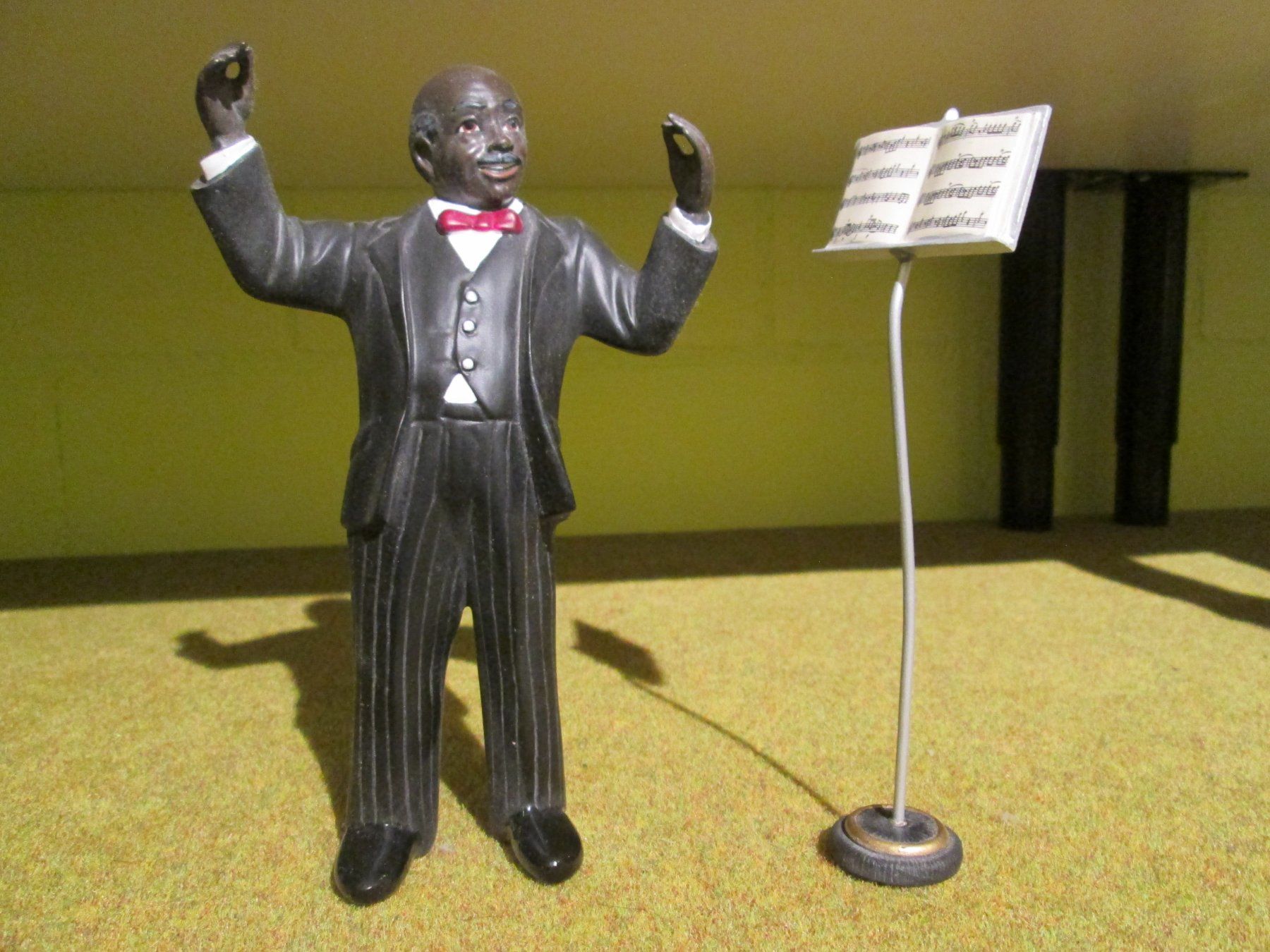 Statuette: Figur Musiker Der Dirigent mit Notenständer ohne OVP – Usato da Samstagern venduto da CH-Fan
