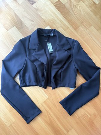 Schicker, kurzer Blazer von PrettyLittleThing, Gr. 34