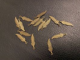 Federn Charms Bronzefarbig