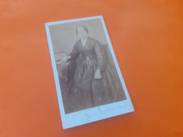 SCHWIIZER FRAU DAZUMAL - en ELTERI DAME i SCHWARZ - NAME