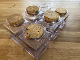 6 Vorratsgläser aus Pressglas. 5 davon mit Korkdeckel