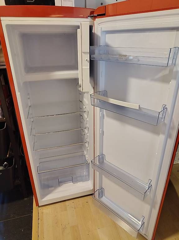 Frigoriferi: Kühlschrank rot freistehend – Usato da Aarau venduto da blacksunflower 1