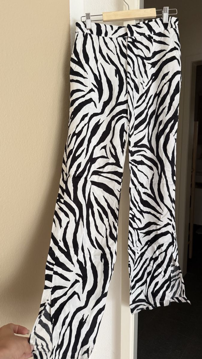 Bershka Pantalons: Hose mit Zebramuster, Grösse M – D'occasion à Thun par tat_zb9b