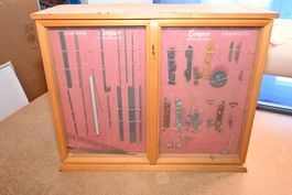 Vitrine mit Modellbahnzubehör und Ersatzteile Gussformen
