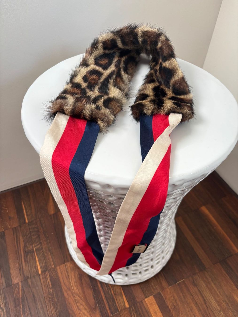 Gucci Foulard & Sciarpe: Gucci Schal Seide/Fell – Nuovo (secondo la descrizione) da Herrliberg venduto da mayfi 1
