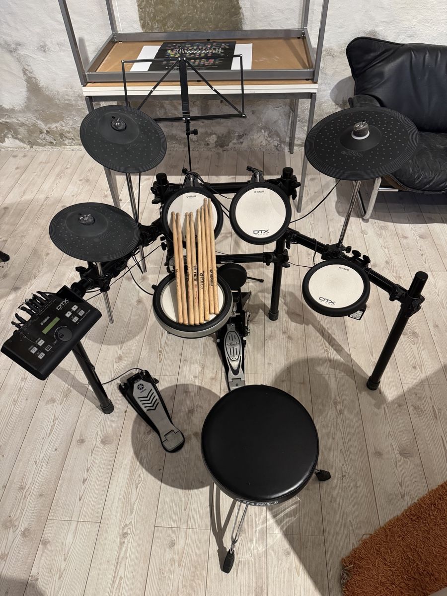 Yamaha Strumenti musicali: Yamaha E-Drum DTX540K inkl. Hocker, Notenständer, 8x Sticks – Usato da Koppigen venduto da BPMin