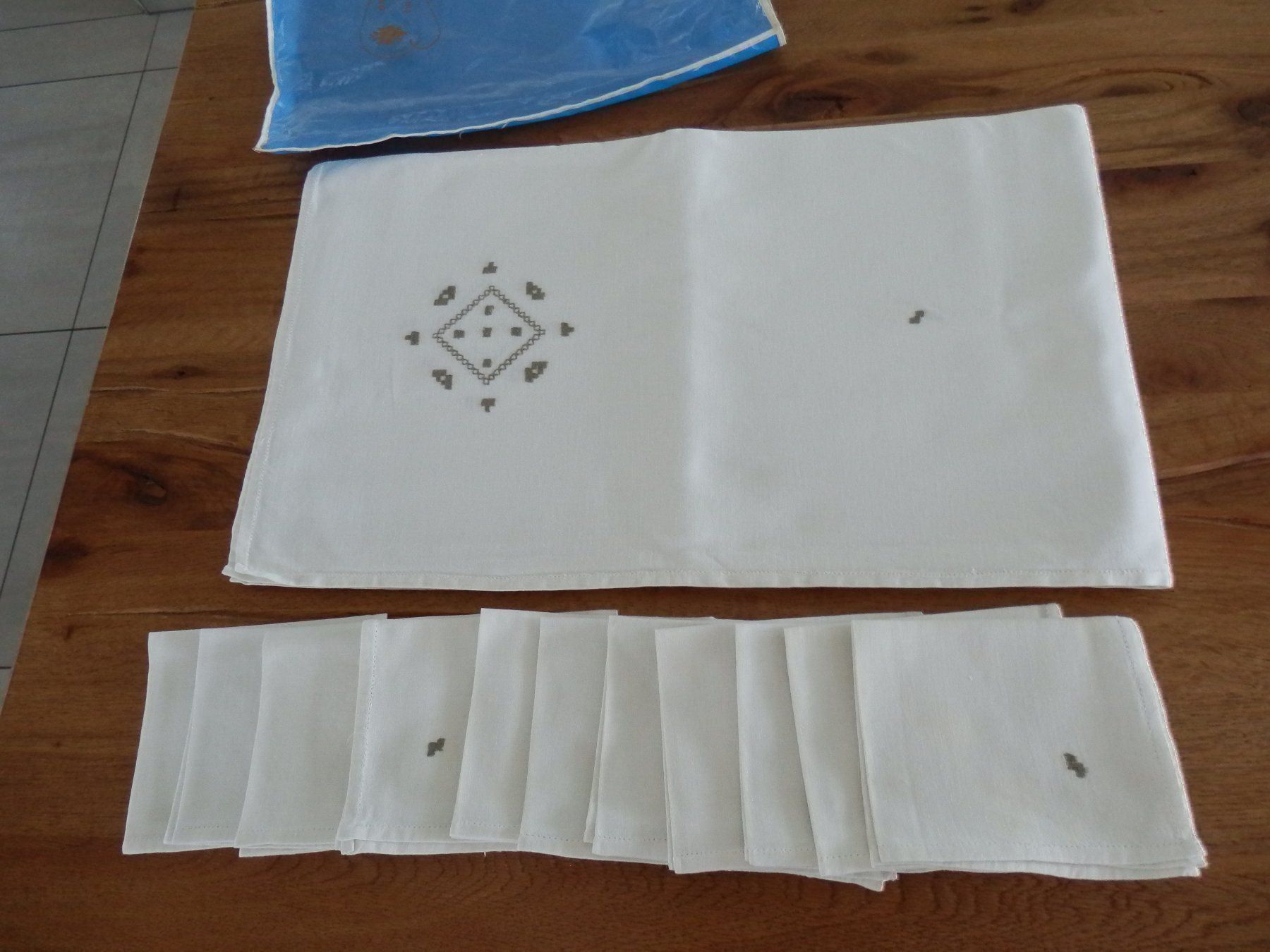 Coperte: Handgesticktes Tischtuch + 11 Servietten – Nuovo e nell'imballaggio originale da Zufikon venduto da lea050