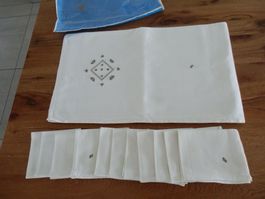 Handgesticktes Tischtuch + 11 Servietten