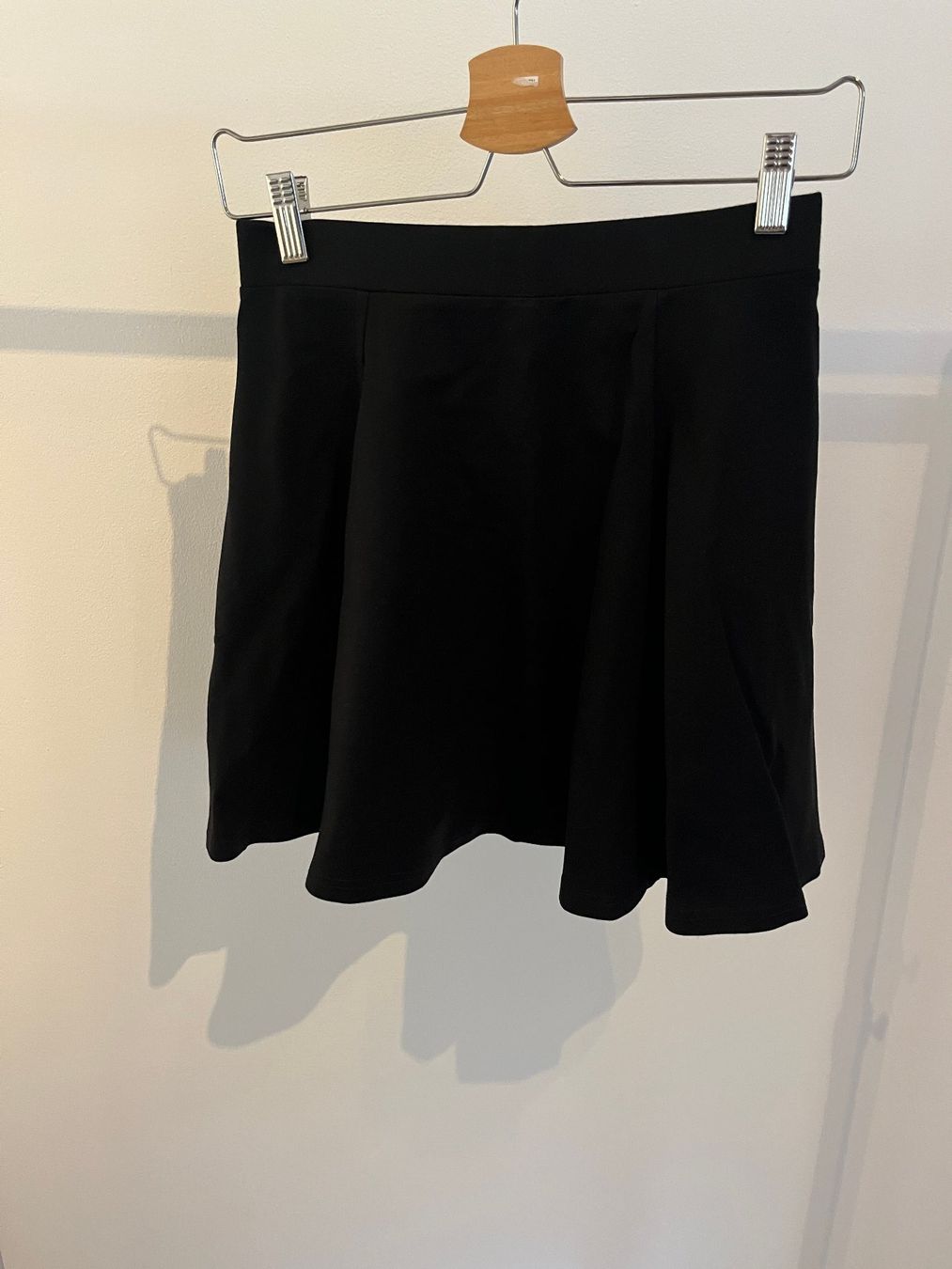 H&M Vestiti & Gonne: Jupe noire, Divided - H&M – Usato da Savagnier venduto da taianab