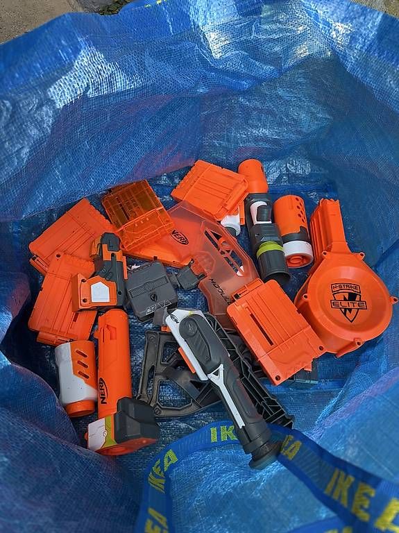 Nerf Giocattoli: Nerf Blaster Sammlung mit Zubehör/Darts – Usato da Geroldswil venduto da mimilika 1