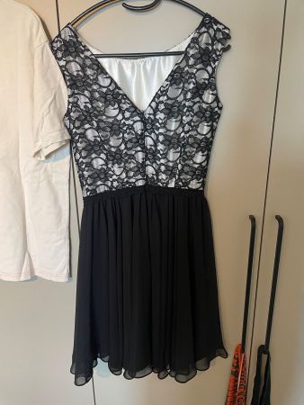 Schickes, kurzes, schwarzes Kleid mit Spitze von Swing