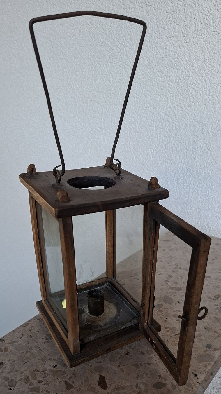 Lampes anciennes: Antike Kerzen-Laterne aus Holz. – D'occasion à Pfäffikon ZH par enderby01
