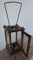 Antike Kerzen-Laterne aus Holz.