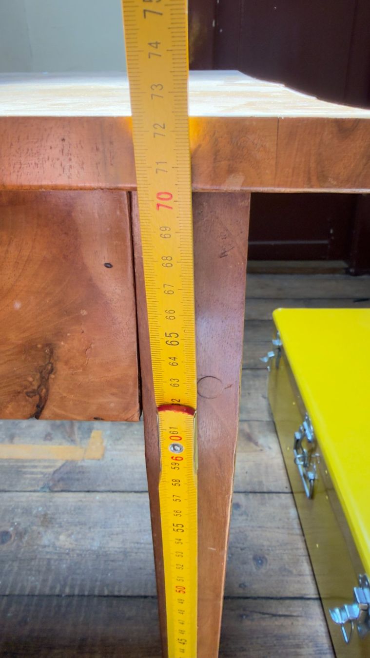 Tavoli: Antiker Biedermaier Nussbaum-Tisch – Usato da Bern venduto da lac_8m2r 8