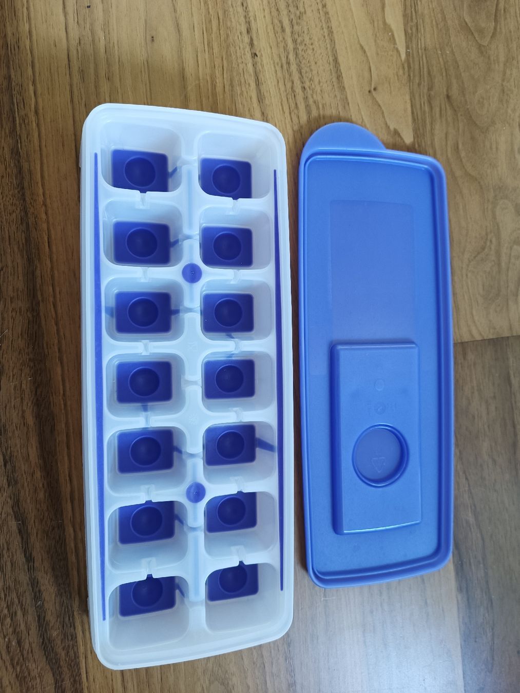 Tupperware Recipients et similaires: Tupperware Eiswuerfelform mit Deckel- Sommer Hit! – D'occasion à Würenlos par sanfrancisco27