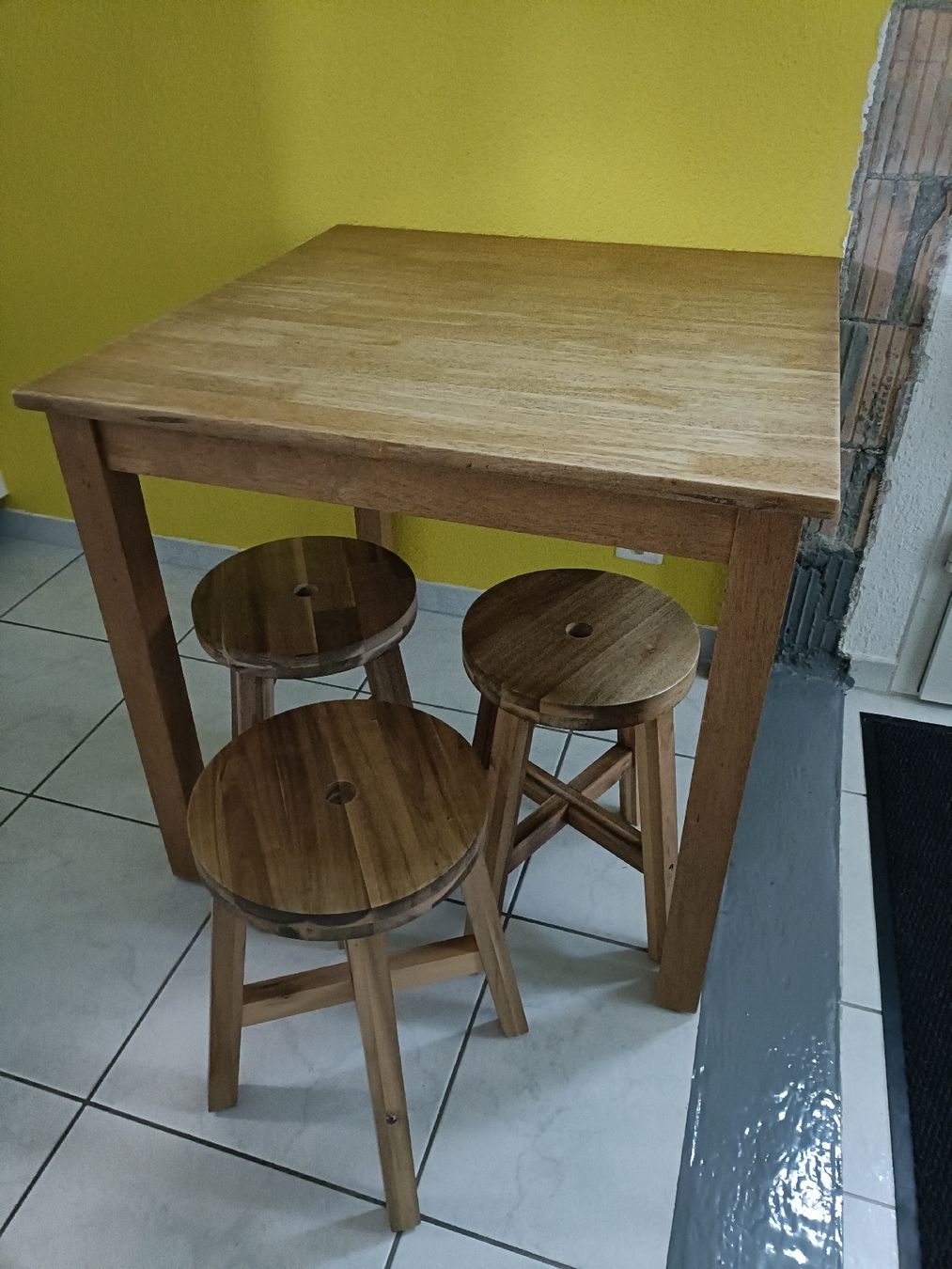 Tavoli: Holztisch mit 3 Hocker Ikea Skogsta – Usato da Buchrain venduto da Siro82