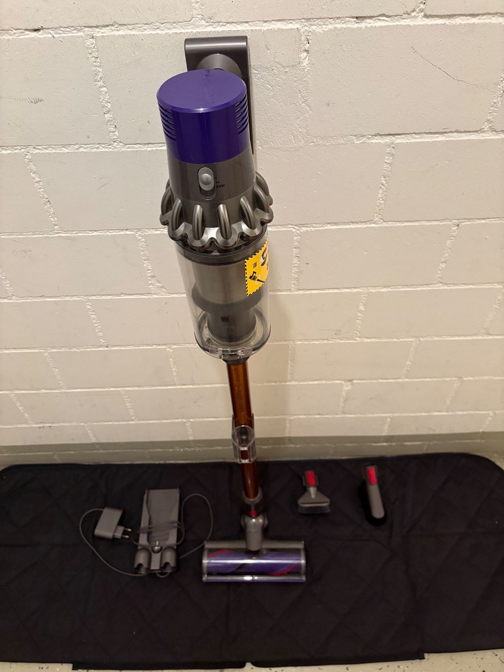 Dyson Aspirapolveri & Accessori: Dyson V10  Handstaubsauger mit Zubehör – Usato da Lausen venduto da sen_jm7c 7