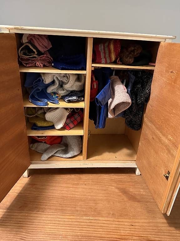 Giocattoli: Vintage Puppenschrank mit Kleidchen – Usato da Rütihof venduto da Dniz 4