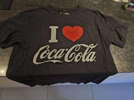 COCA COLA T SHIRT MIT HERZ FARBE SCHWARZ GRÖSSE 2XL NEU