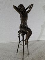 Bronze Dame auf Stuhl 