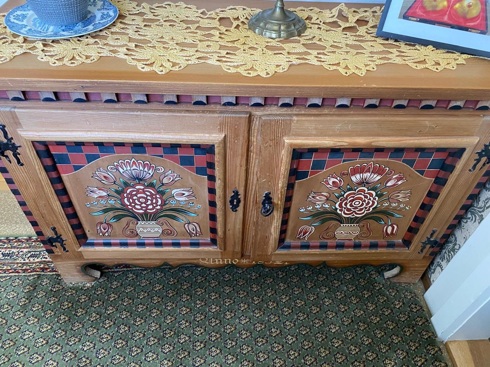 Credenze: Meuble peint de style folklorique alpin – Usato da Täuffelen venduto da noe_rtj9