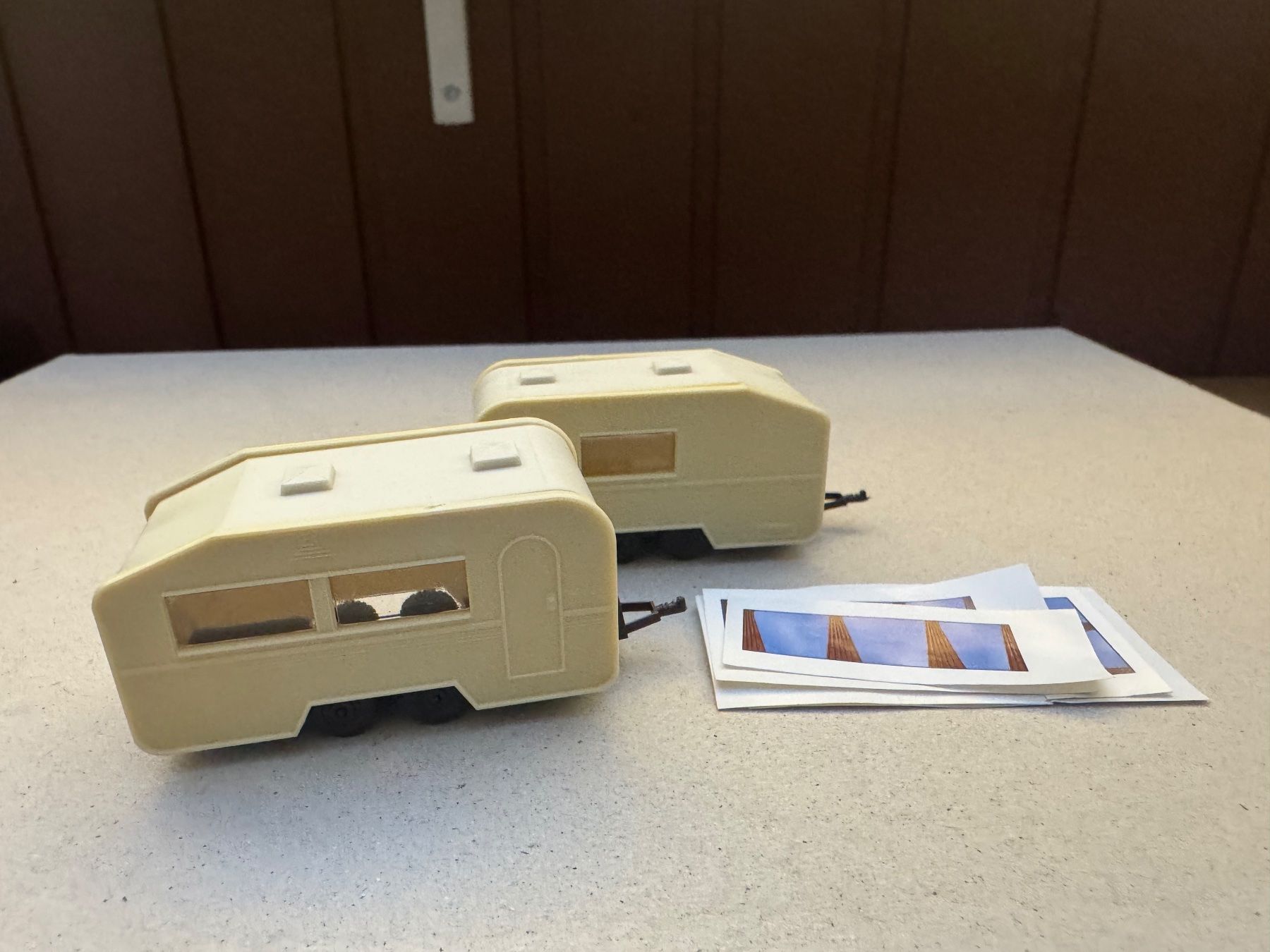 Modellini d'auto: 2 Wohnwagen Bausatz mit vorhänge 1:87 – Nuovo (secondo la descrizione) da Klarsreuti venduto da Sbirolipiero