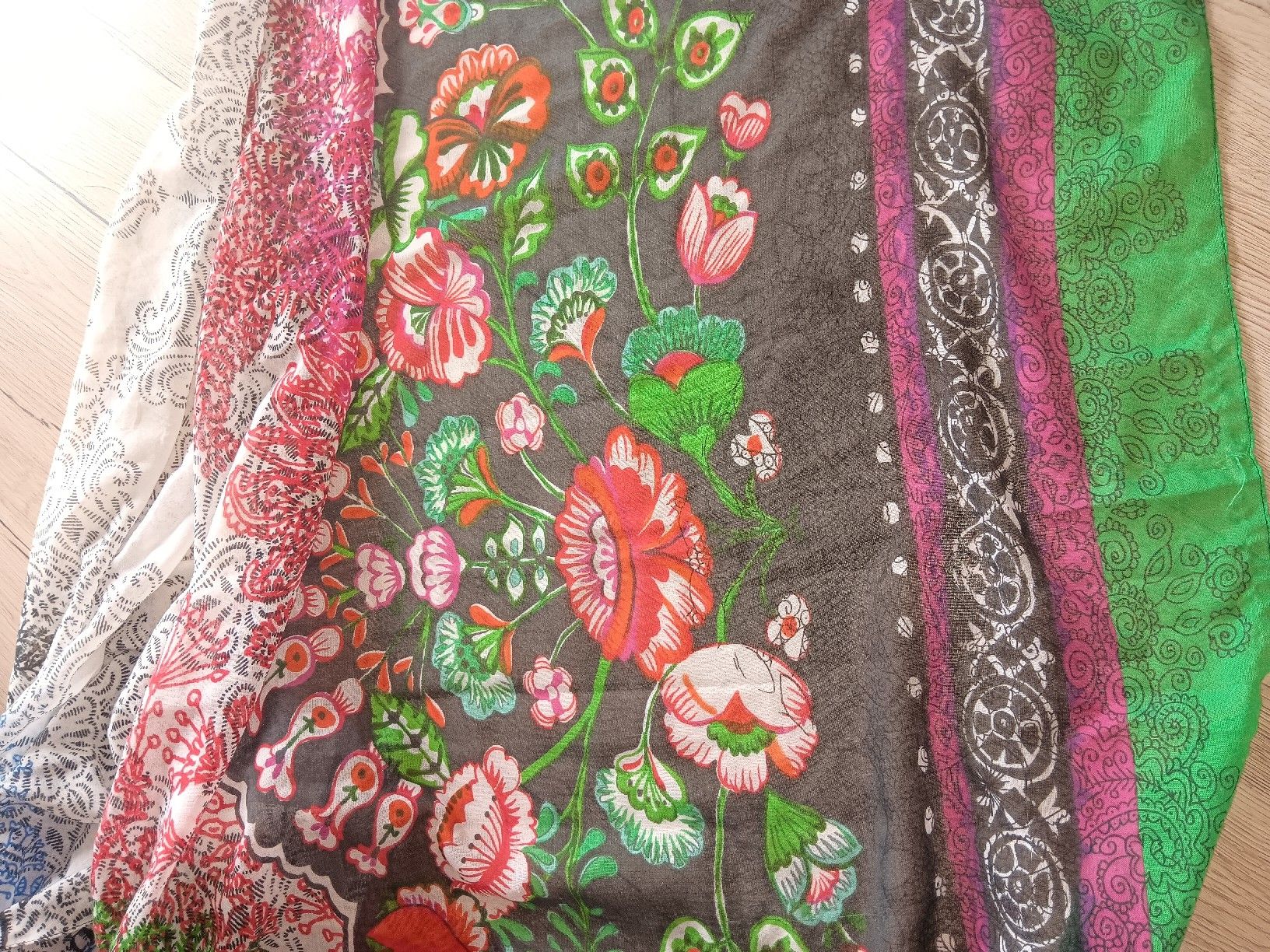 Desigual Foulard & Sciarpe: Écharpe Desigual multicolore – Usato da Savagnier venduto da Gaya2 2