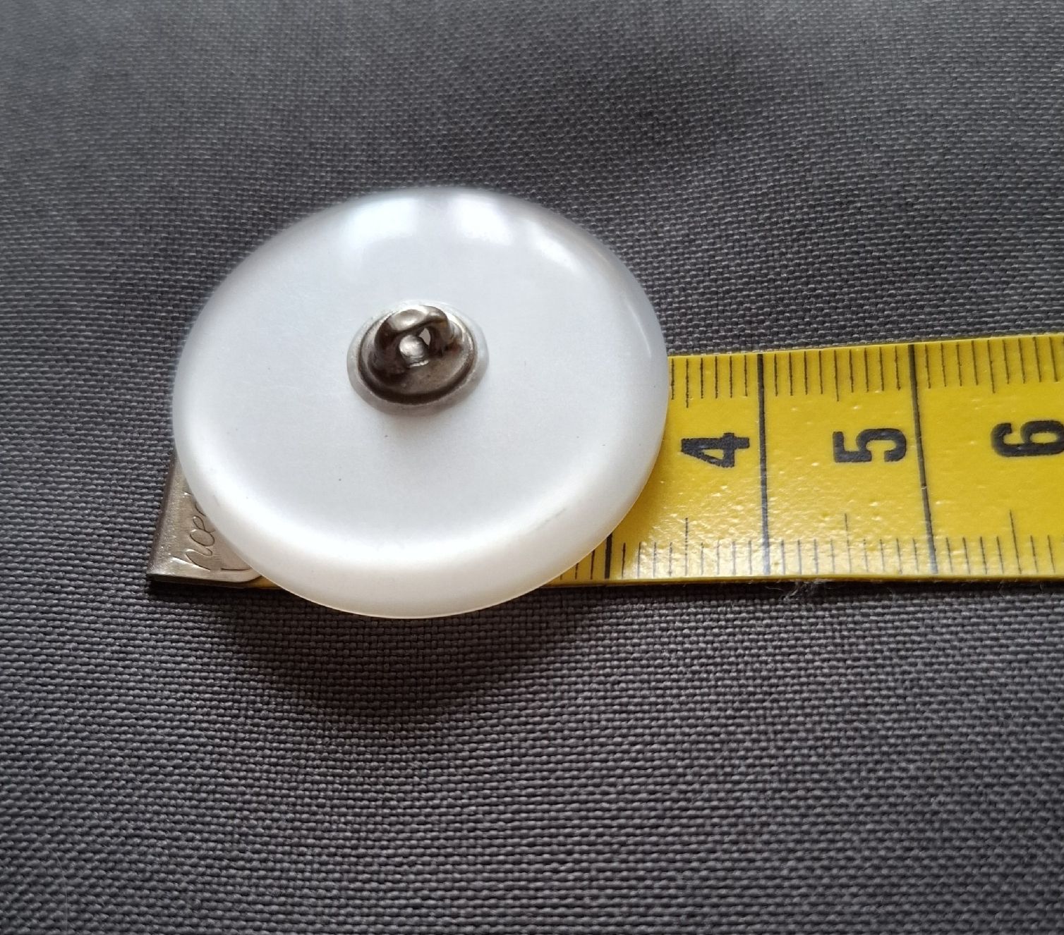Bottoni: 1 knopf in weiss, 34 mm. – Usato da Dietikon venduto da Hirschkopf 3