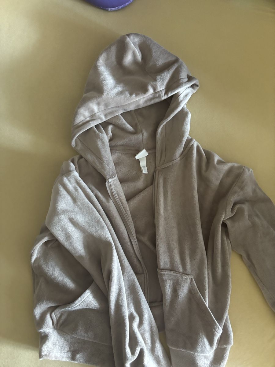 H&M Jacken: H&m Kuschel Jacke  – Neu (gemäss Beschreibung) aus Olten von zor_6npz 1