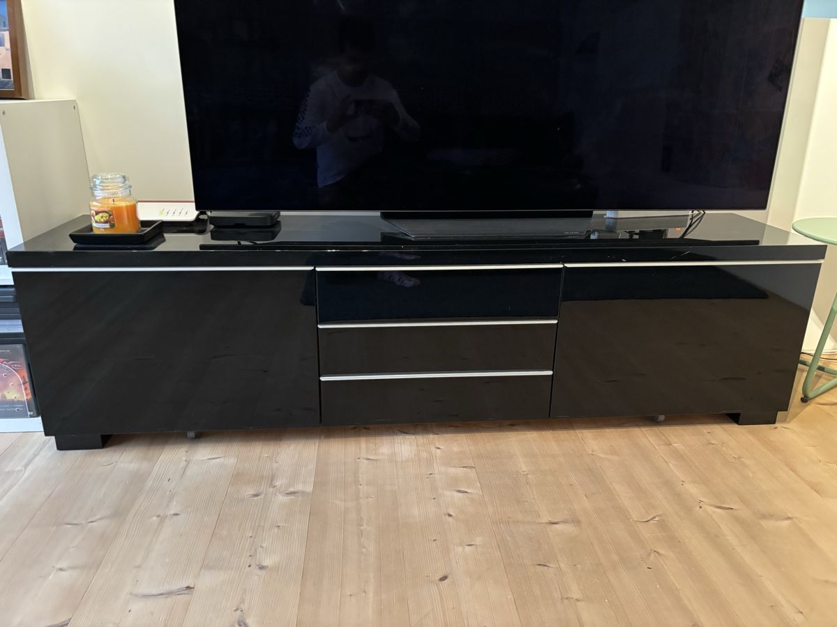 Ikea Mobili TV: Meuble TV noir laqué Ikea Besta – Usato da Sion venduto da tchana77