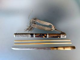 Antikes Reisebesteck mit Messer und Essstäbchen