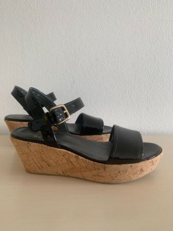 STUART WEITZMAN: Schwarze Lackleder Sandale, Plateau 37,5