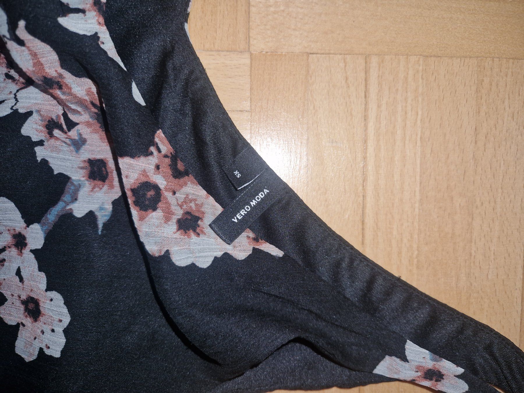 Camicette: Top VERO MODA schwarz Blumenmuster Grösse XS – Usato da Lungern venduto da jcj007 1