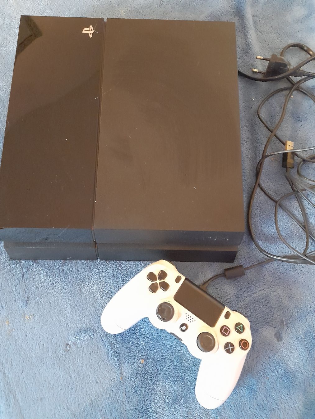 Sony Console: ps4 mit controller – Usato da Winterthur venduto da SchlaubiGo