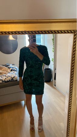 Elegantes, gruenes Pailletten-Kleid, ideal fuer Partys
