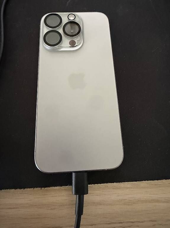 Telefoni cellulari / Smartphones: iPhone 15 Pro 256GB – Usato da St. Urban venduto da Fin_d2jv 4
